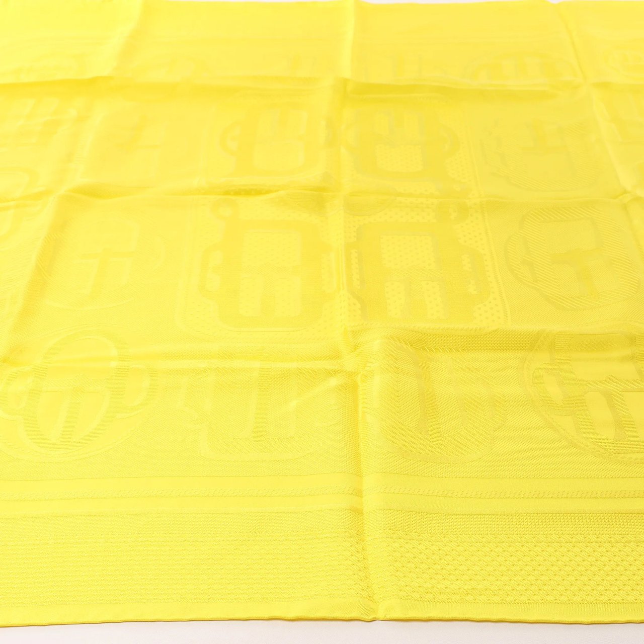 Hermès Carré 90 "BOVCLERIE MODERNE" Silk handkerchief in Yellow Geel