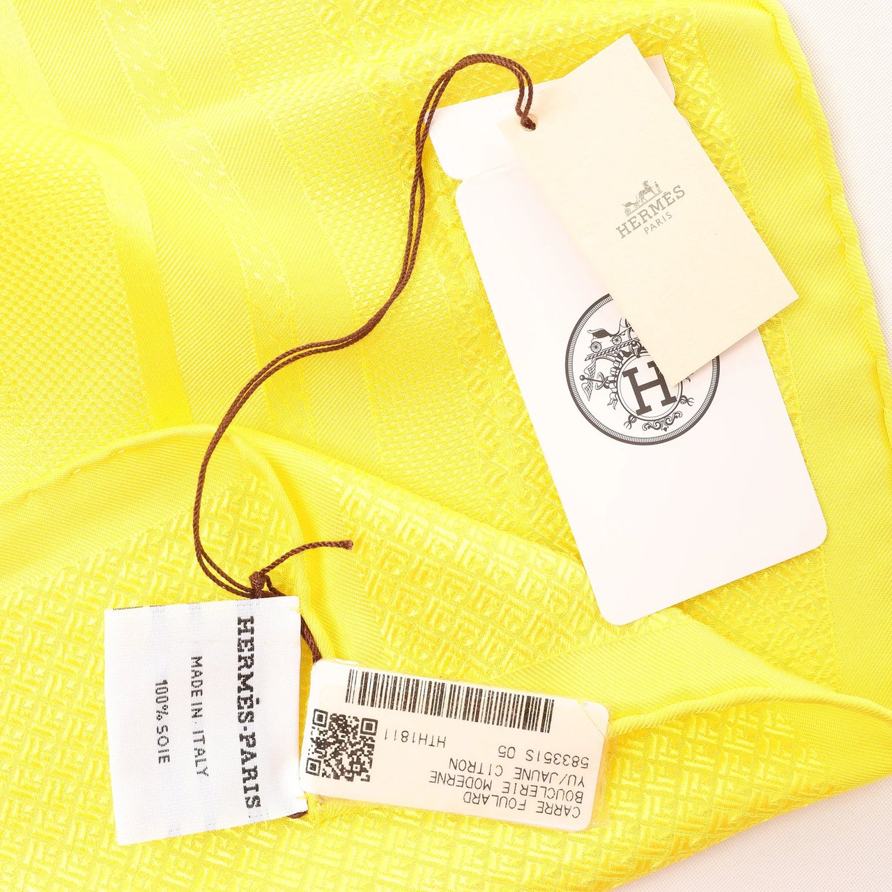 Hermès Carré 90 "BOVCLERIE MODERNE" Silk handkerchief in Yellow Geel
