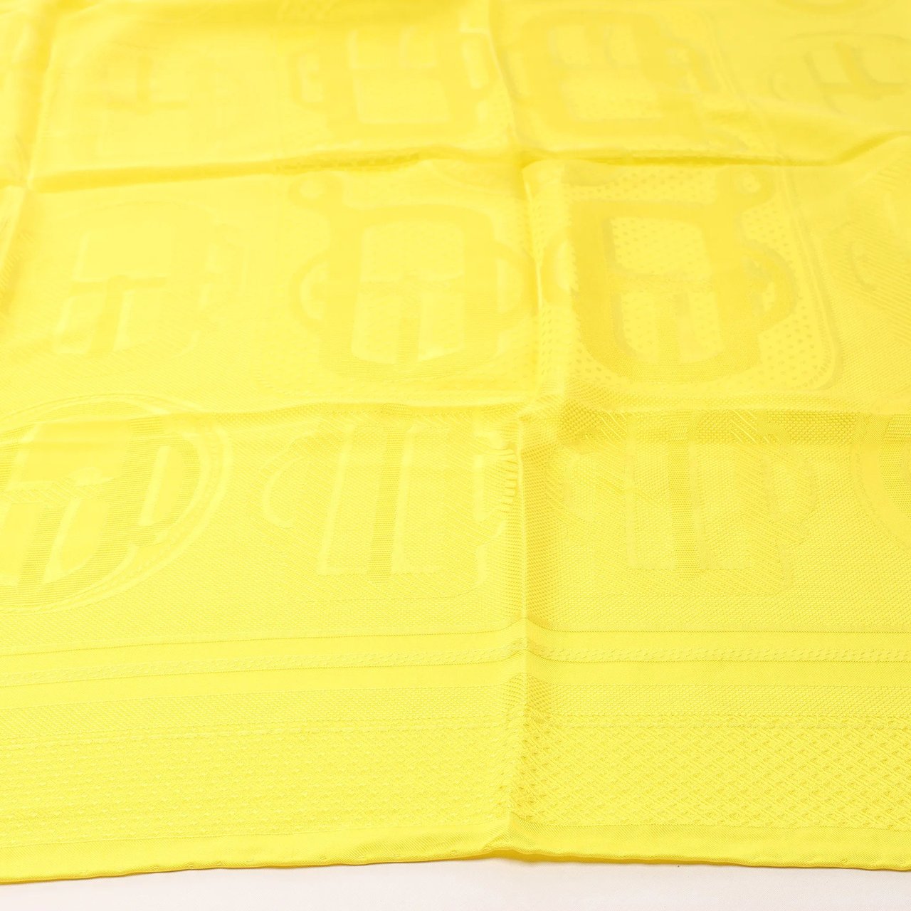 Hermès Carré 90 "BOVCLERIE MODERNE" Silk handkerchief in Yellow Geel
