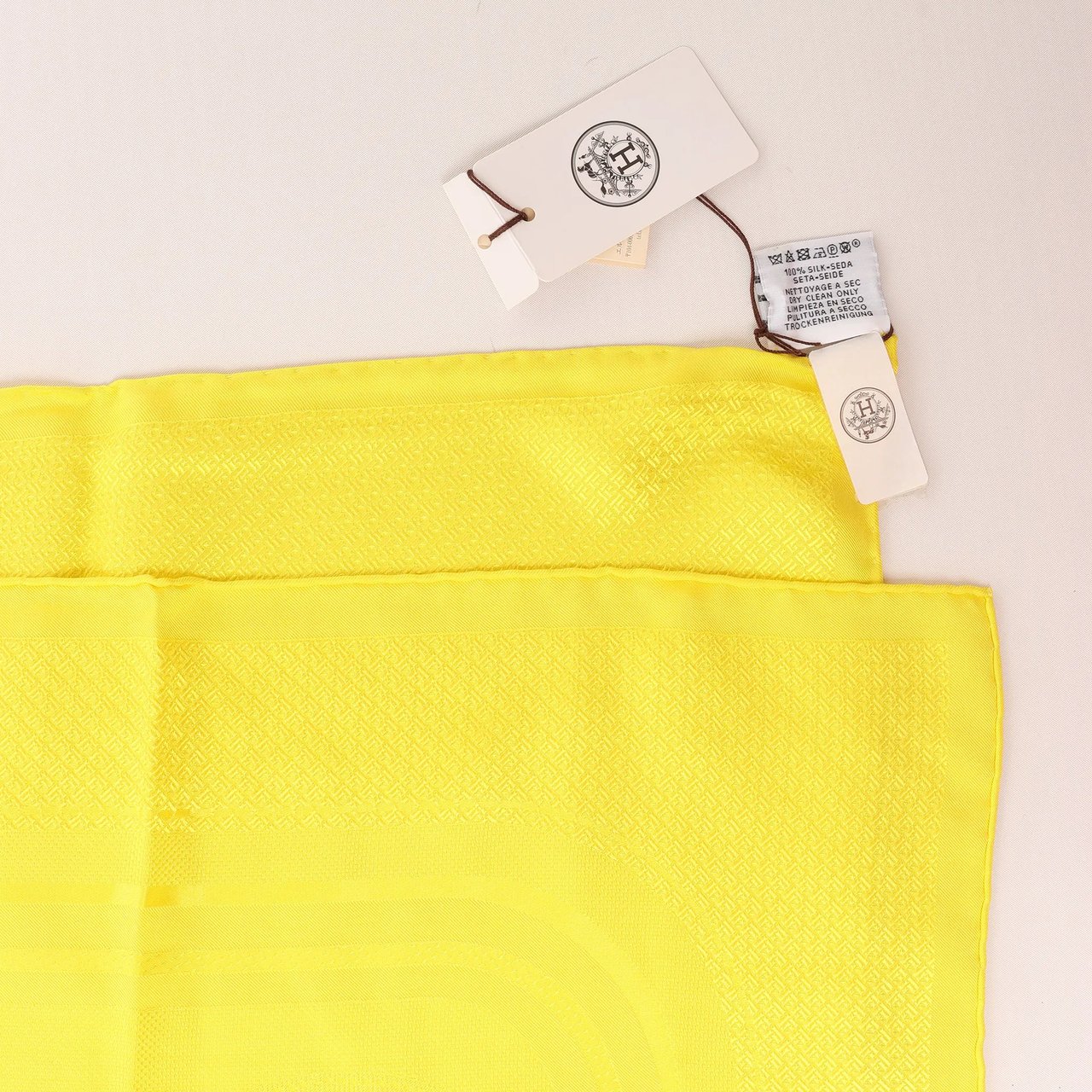 Hermès Carré 90 "BOVCLERIE MODERNE" Silk handkerchief in Yellow Geel