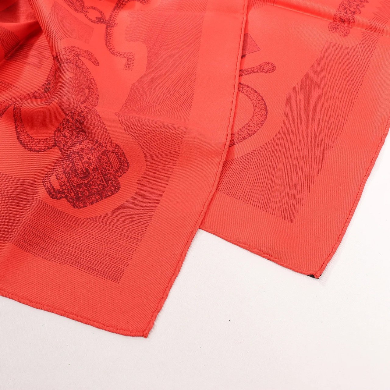 Hermès Carré 90 "ETVDE POVR VNE PARVRE DE GALA" Silk handkerchief in Red Rood