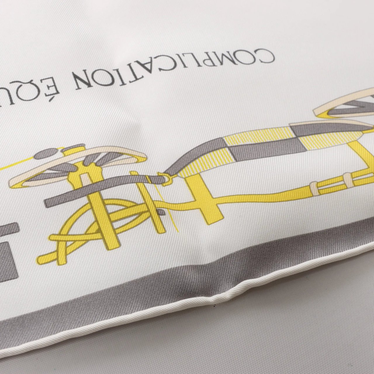 Hermès Carré 90 "COMPLICATION EQUESTR" Silk handkerchief in Gray x Yellow Divers
