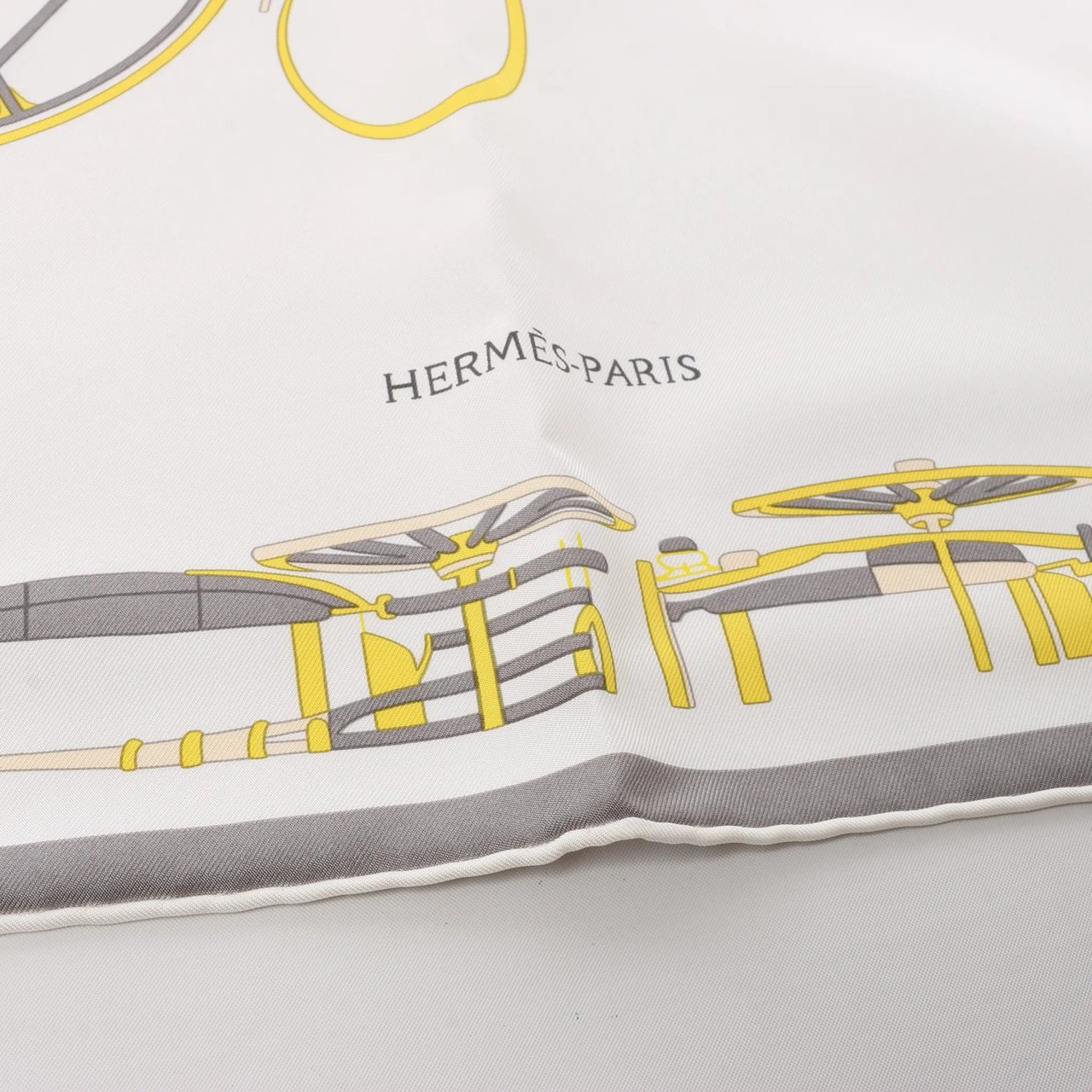 Hermès Carré 90 "COMPLICATION EQUESTR" Silk handkerchief in Gray x Yellow Divers