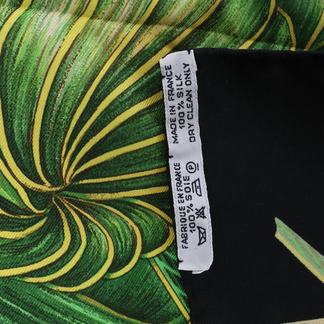 Hermès Hermès Carré 90 "Nouvelle Coledonie" Silk handkerchief in Black x Green Divers