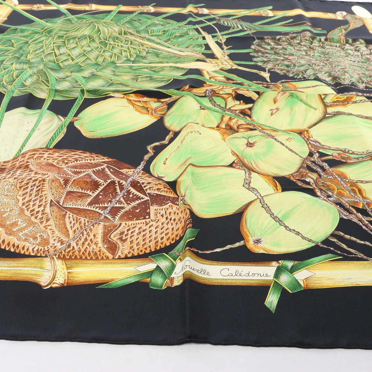 Hermès Hermès Carré 90 "Nouvelle Coledonie" Silk handkerchief in Black x Green Divers