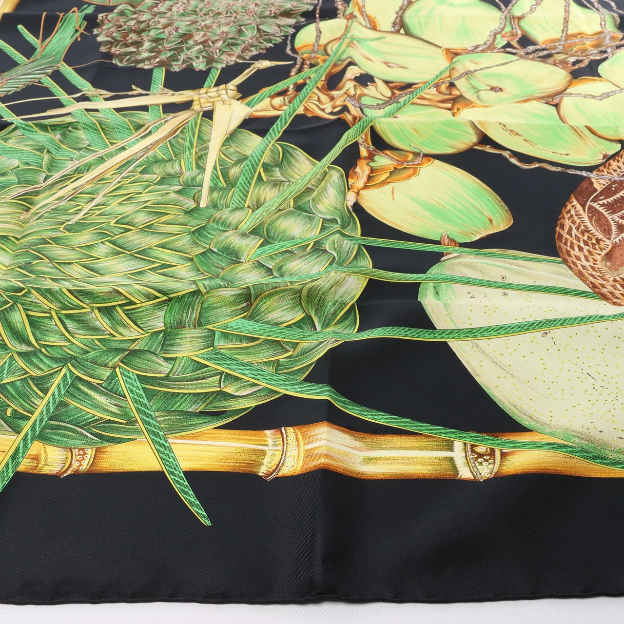 Hermès Hermès Carré 90 "Nouvelle Coledonie" Silk handkerchief in Black x Green Divers