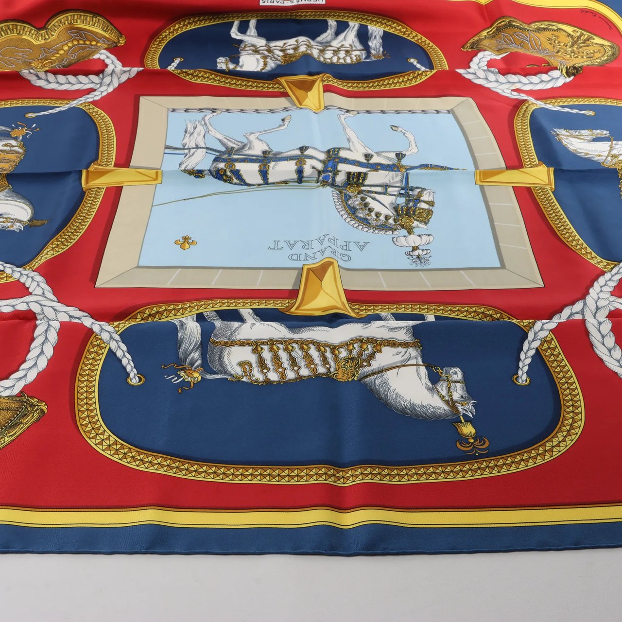 Hermès Carré 90 "GRAND APPARAT" Silk handkerchief in Navy Blue x Red Divers