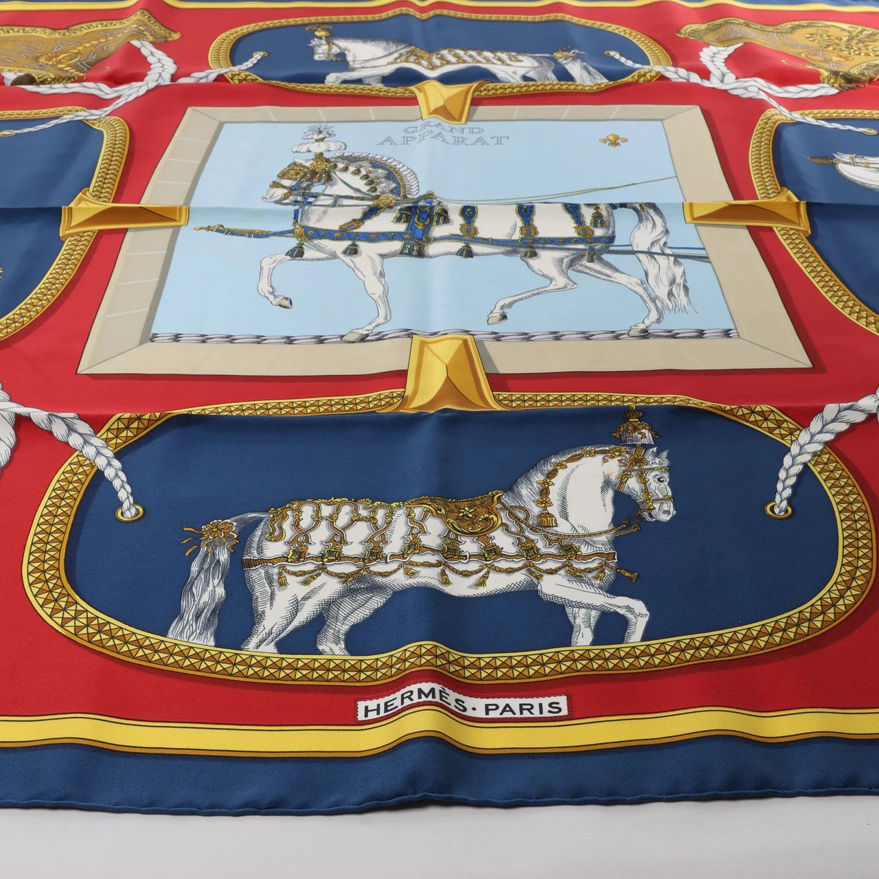 Hermès Carré 90 "GRAND APPARAT" Silk handkerchief in Navy Blue x Red Divers