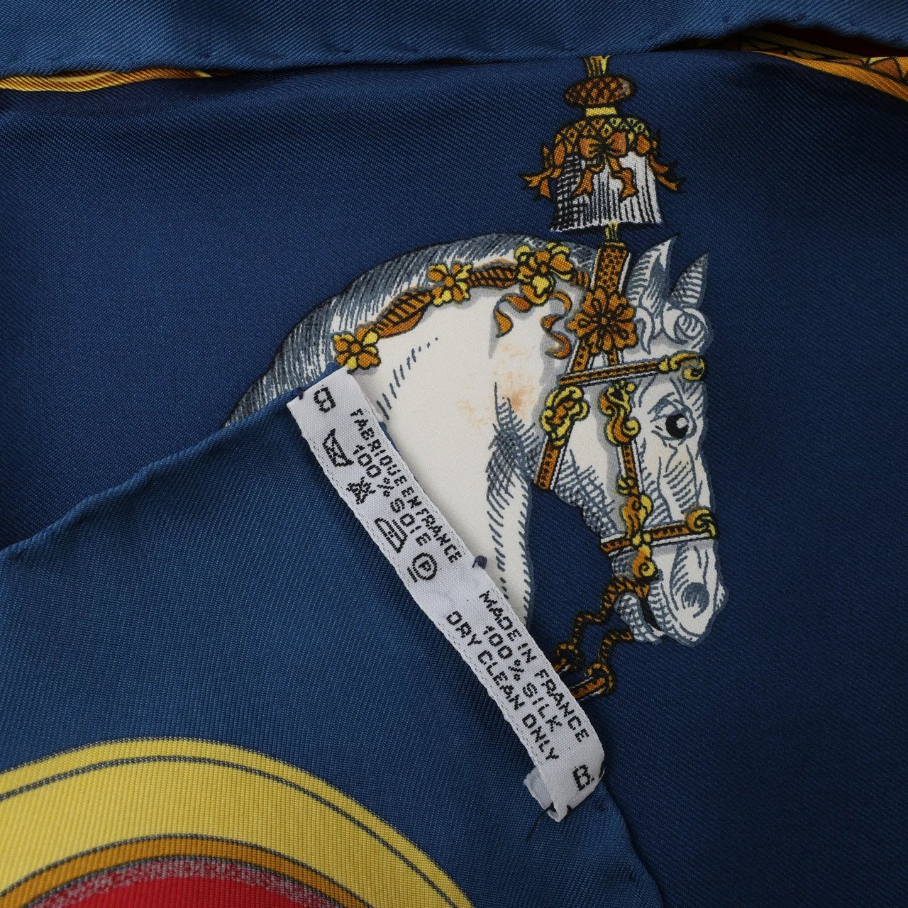 Hermès Carré 90 "GRAND APPARAT" Silk handkerchief in Navy Blue x Red Divers