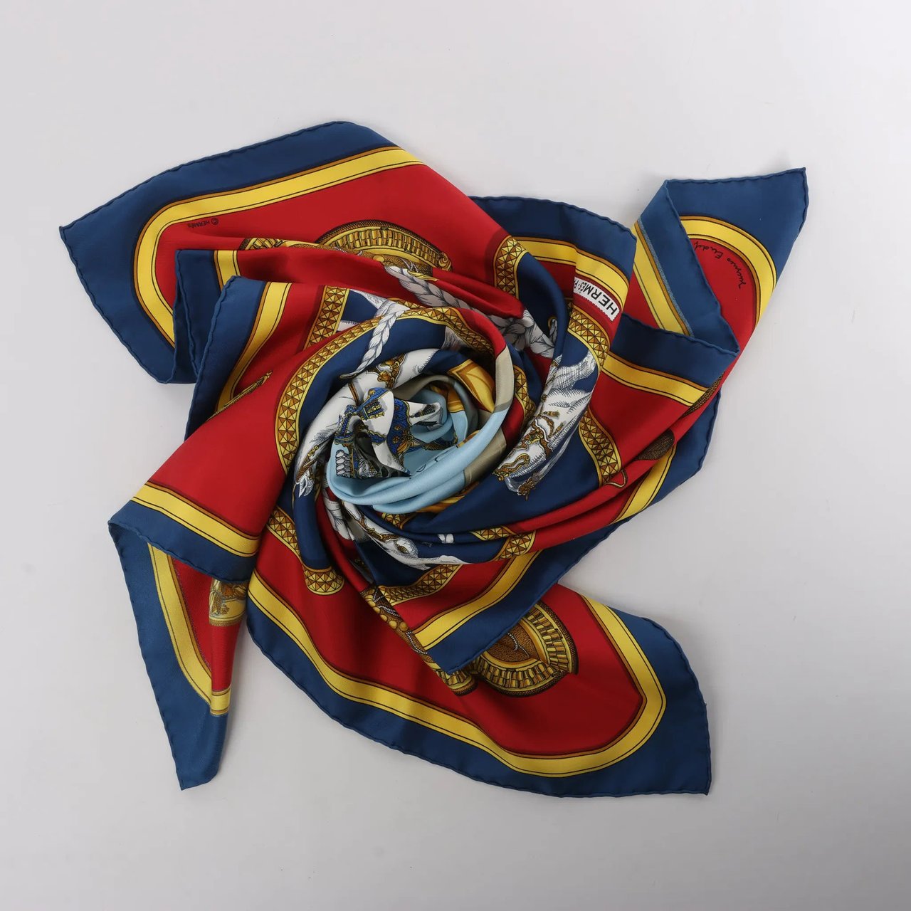 Hermès Carré 90 "GRAND APPARAT" Silk handkerchief in Navy Blue x Red Divers