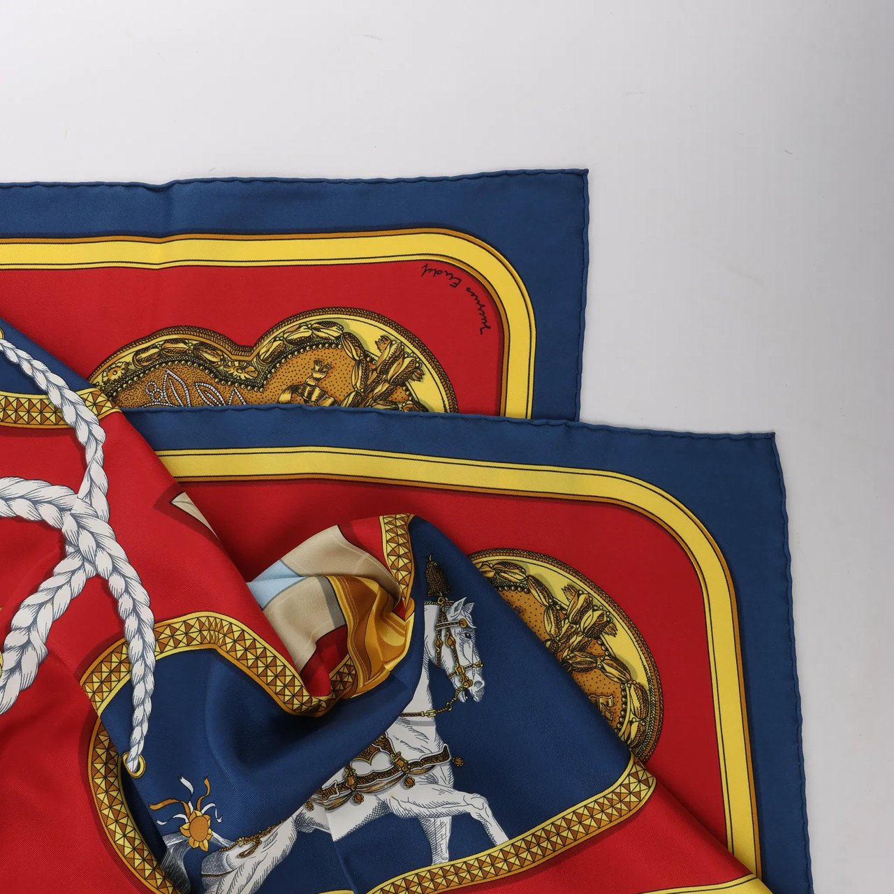 Hermès Carré 90 "GRAND APPARAT" Silk handkerchief in Navy Blue x Red Divers