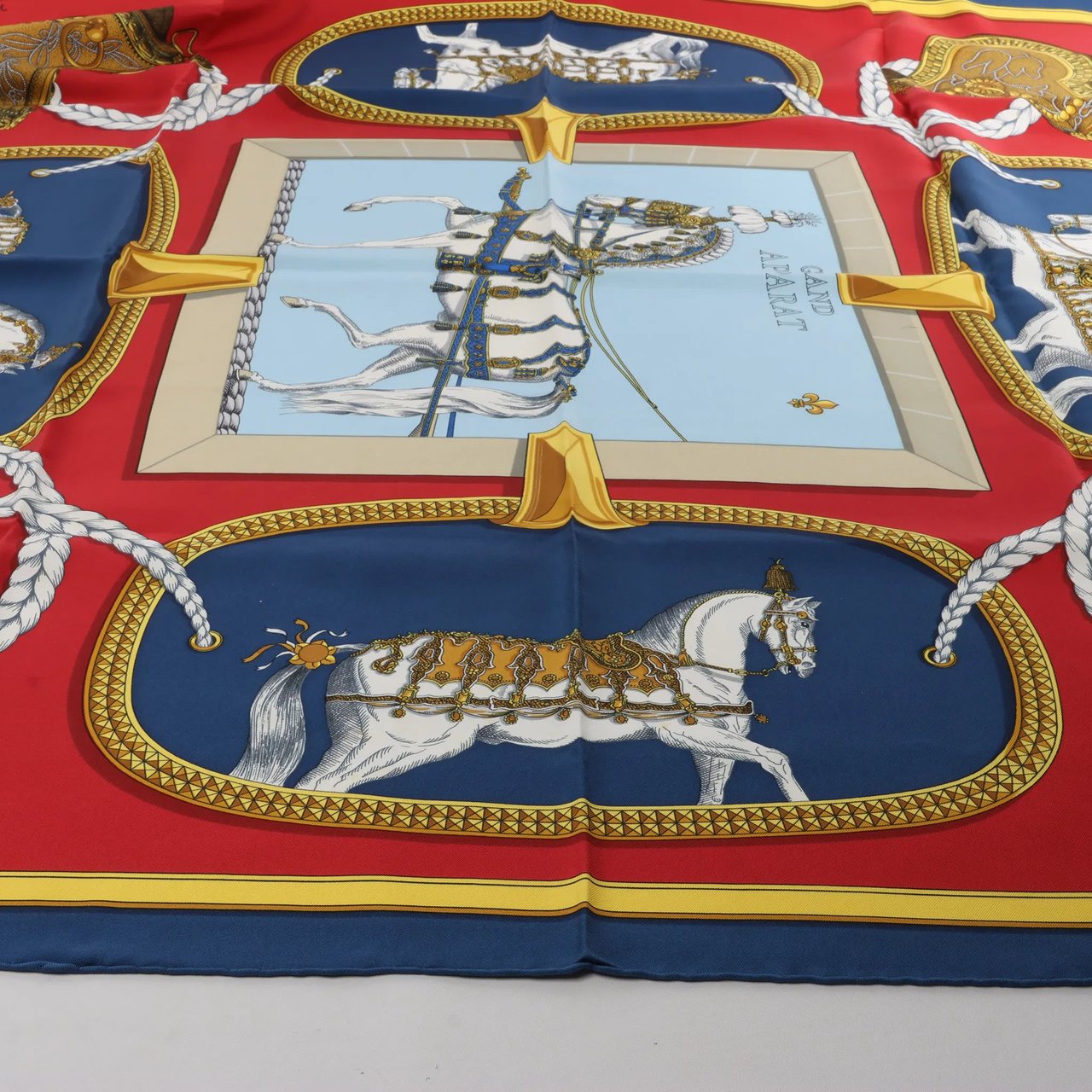 Hermès Carré 90 "GRAND APPARAT" Silk handkerchief in Navy Blue x Red Divers
