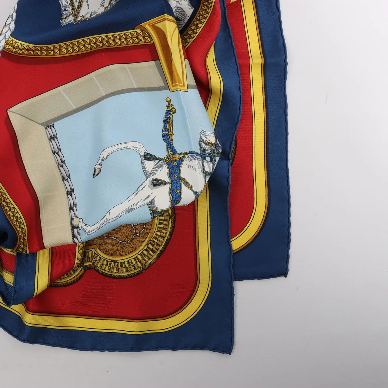 Hermès Carré 90 "GRAND APPARAT" Silk handkerchief in Navy Blue x Red Divers
