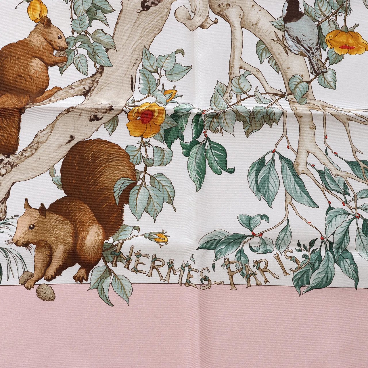 Hermès Carré 90 "AU COEUR DES BOIS" Silk handkerchief in Pink Roze