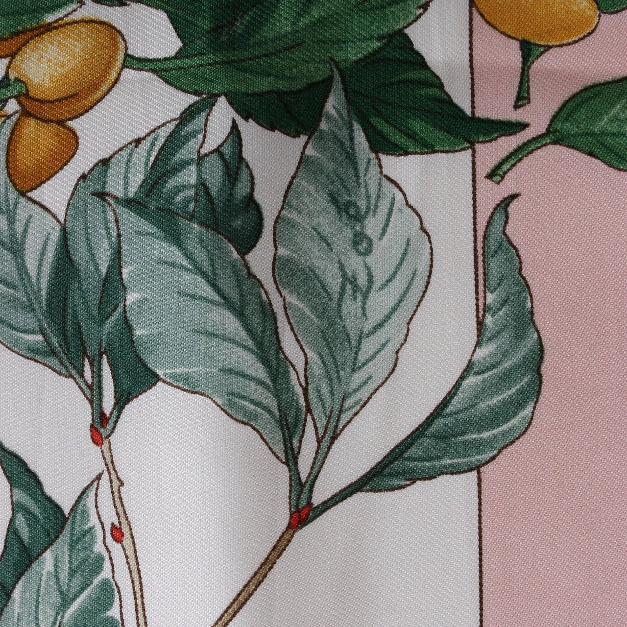 Hermès Carré 90 "AU COEUR DES BOIS" Silk handkerchief in Pink Roze
