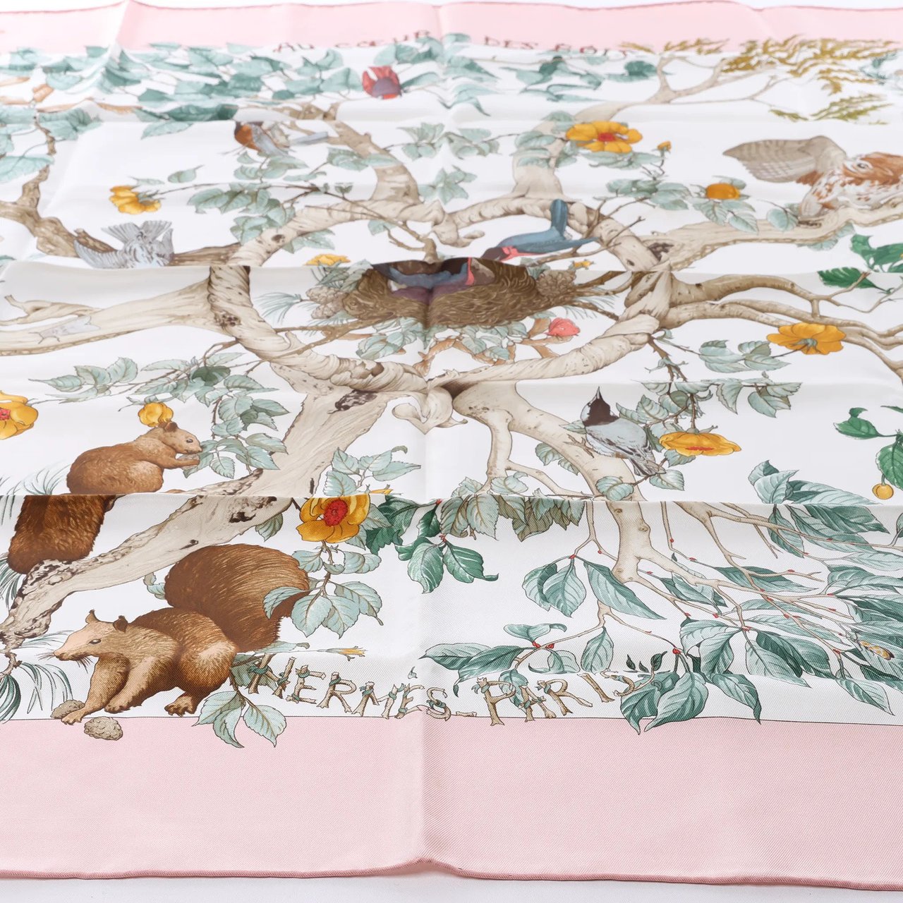 Hermès Carré 90 "AU COEUR DES BOIS" Silk handkerchief in Pink Roze