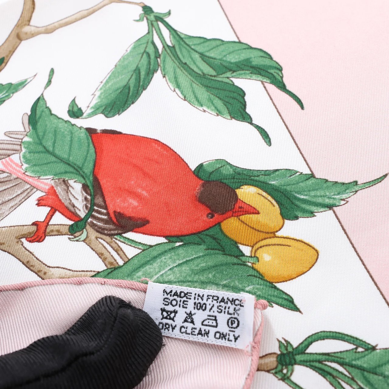 Hermès Carré 90 "AU COEUR DES BOIS" Silk handkerchief in Pink Roze