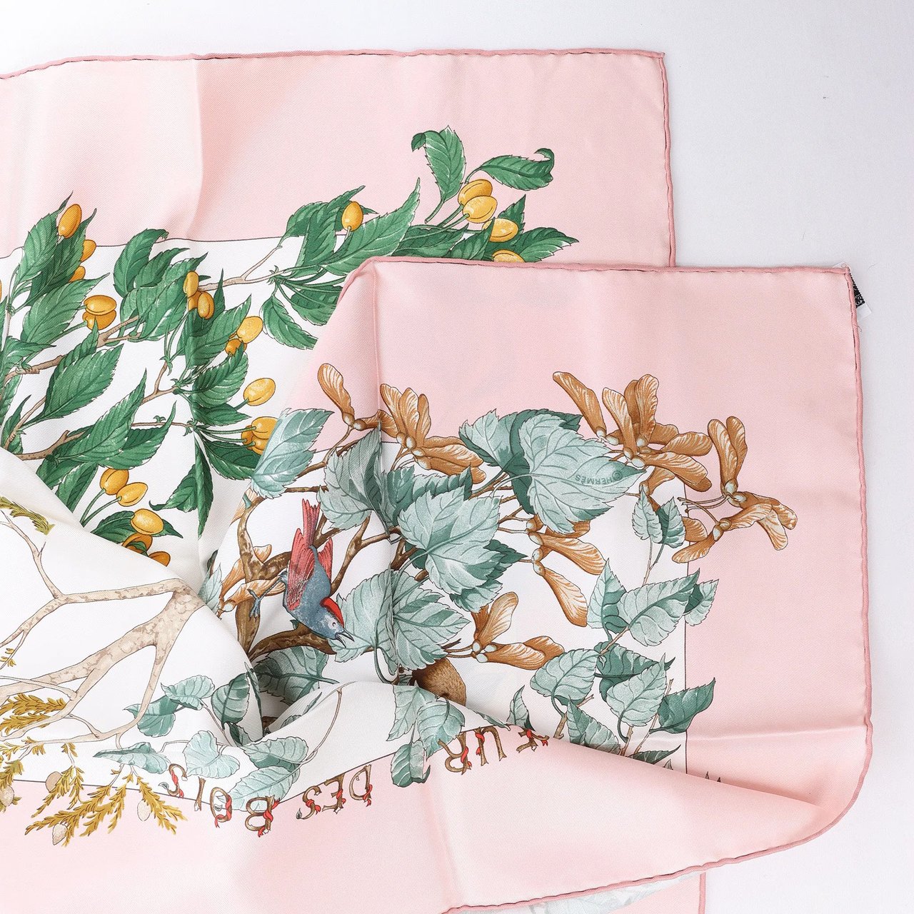 Hermès Carré 90 "AU COEUR DES BOIS" Silk handkerchief in Pink Roze