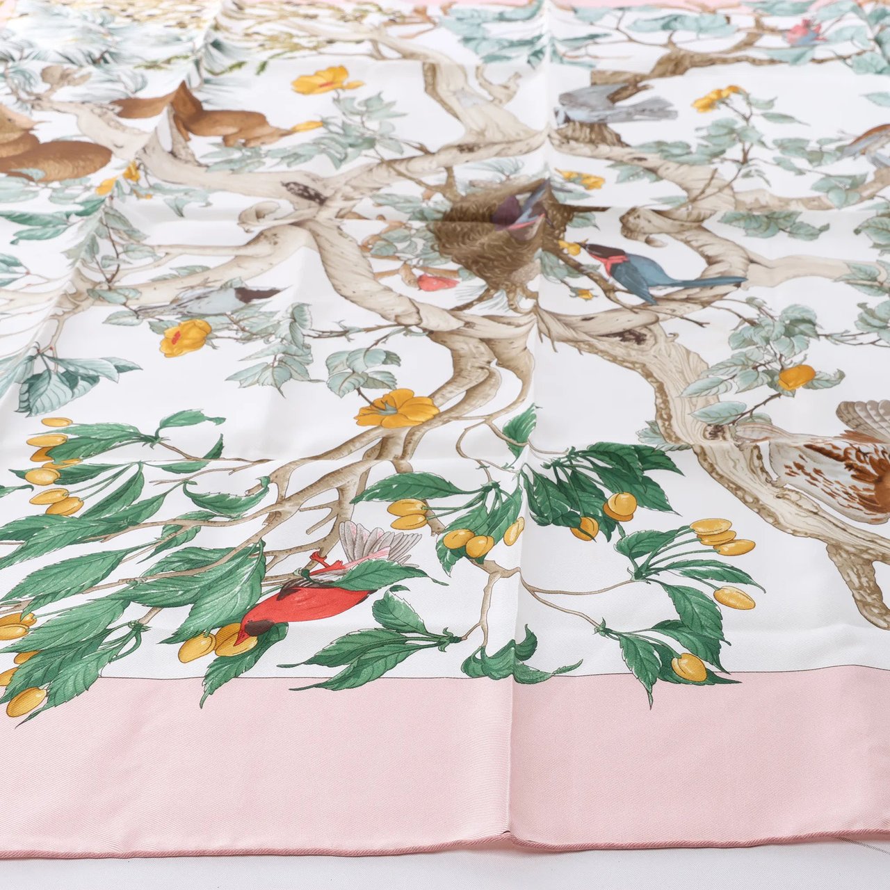 Hermès Carré 90 "AU COEUR DES BOIS" Silk handkerchief in Pink Roze