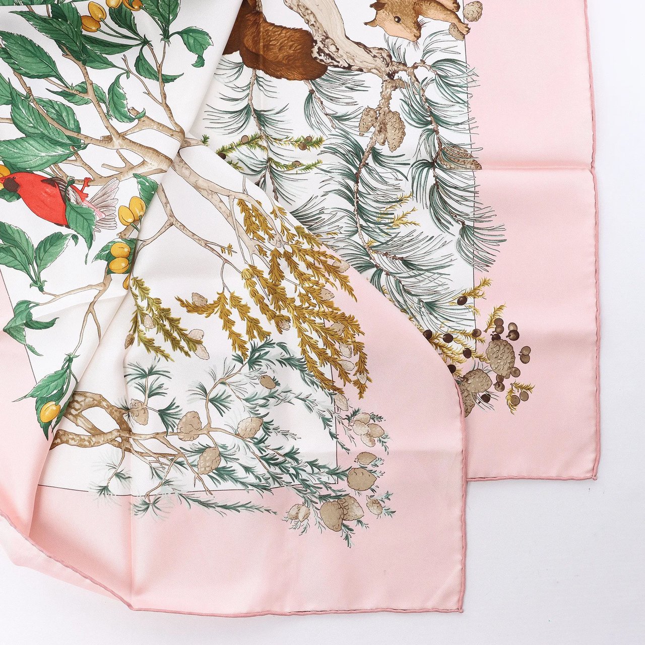 Hermès Carré 90 "AU COEUR DES BOIS" Silk handkerchief in Pink Roze