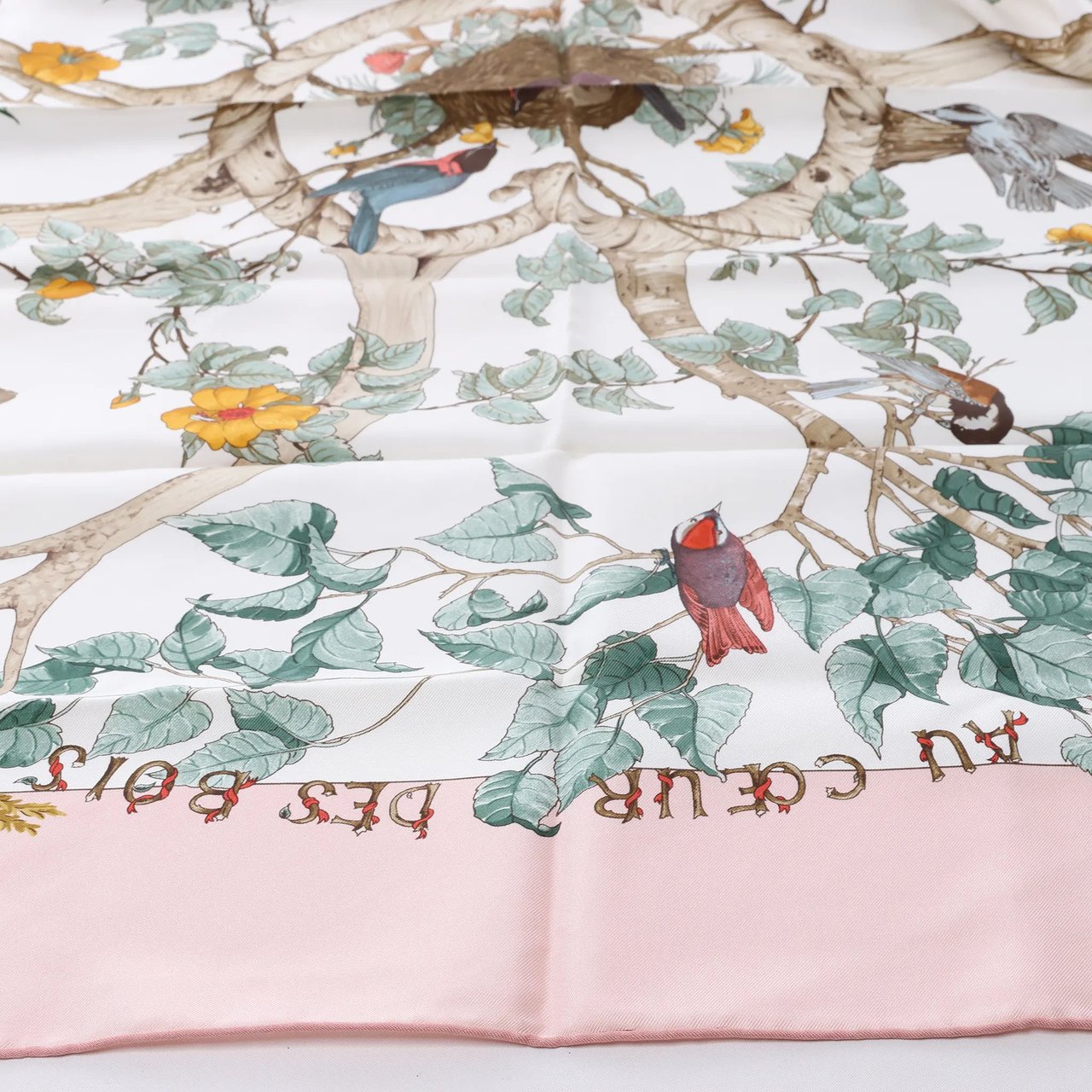 Hermès Carré 90 "AU COEUR DES BOIS" Silk handkerchief in Pink Roze