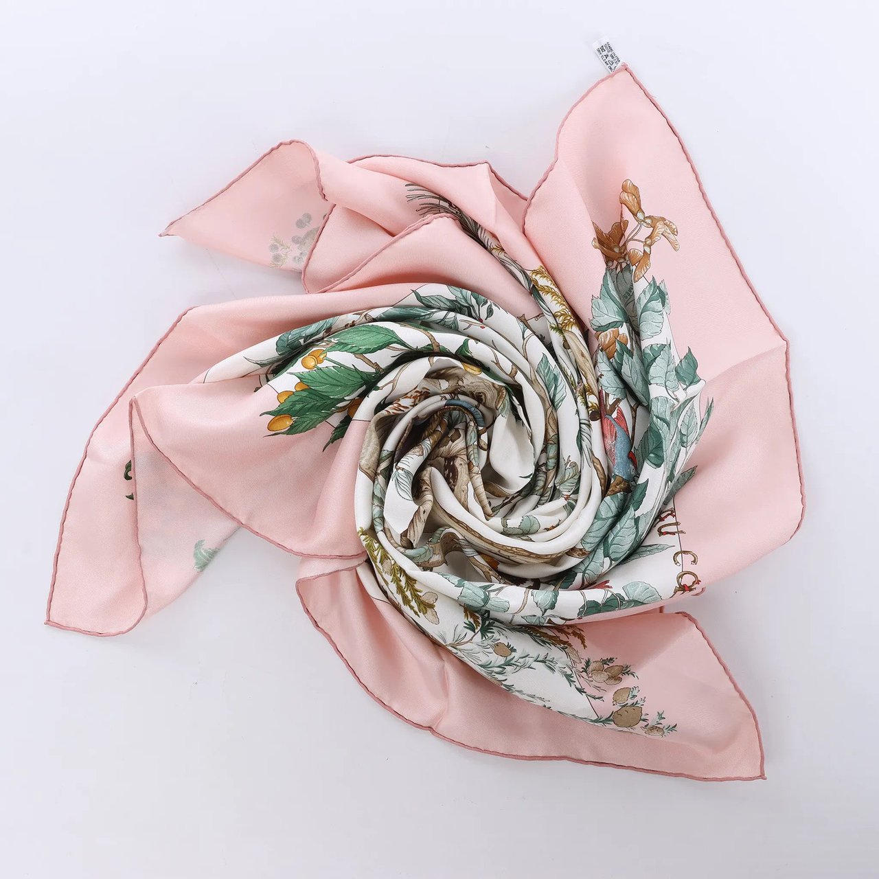 Hermès Carré 90 "AU COEUR DES BOIS" Silk handkerchief in Pink Roze