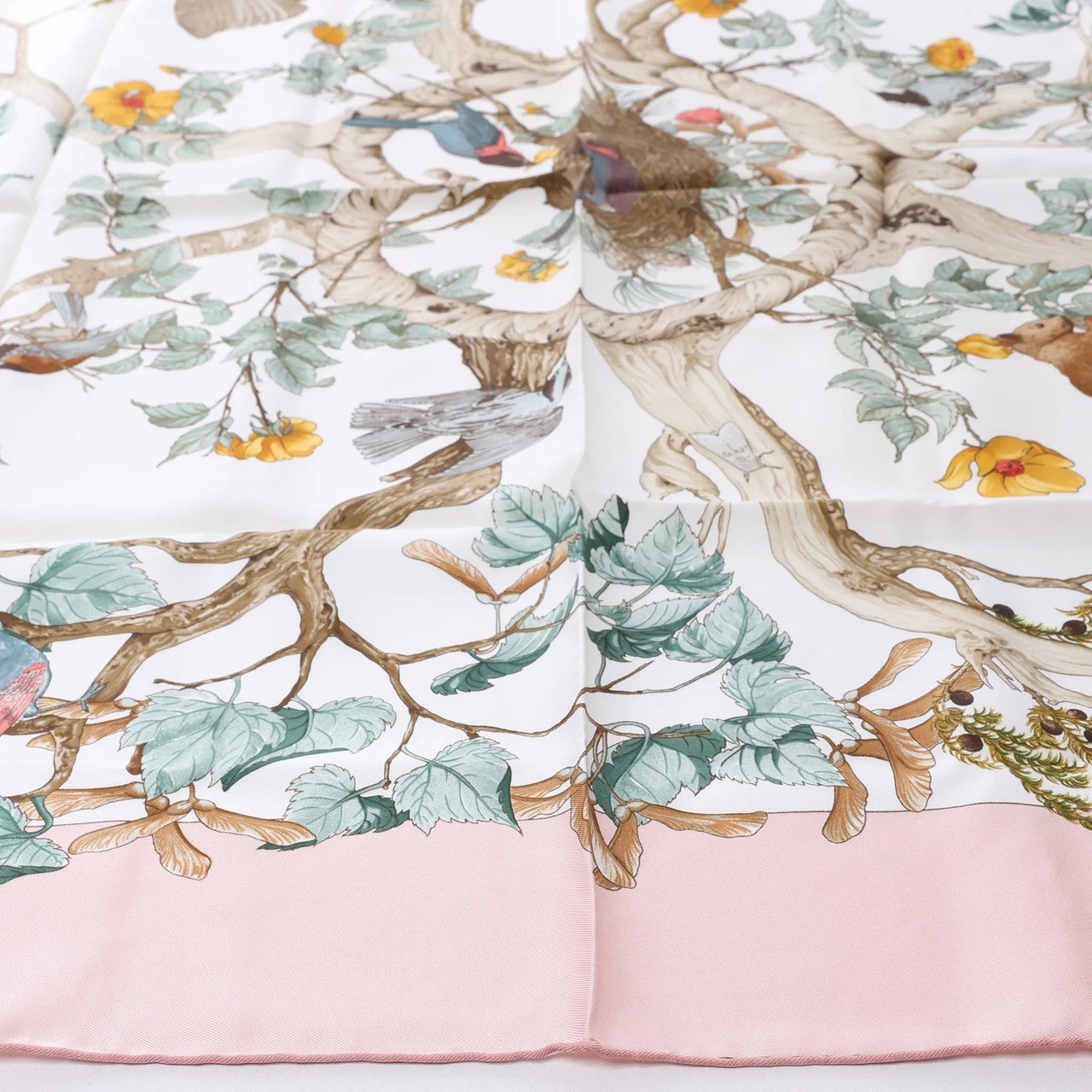 Hermès Carré 90 "AU COEUR DES BOIS" Silk handkerchief in Pink Roze