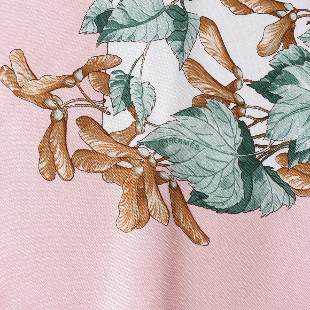 Hermès Carré 90 "AU COEUR DES BOIS" Silk handkerchief in Pink Roze