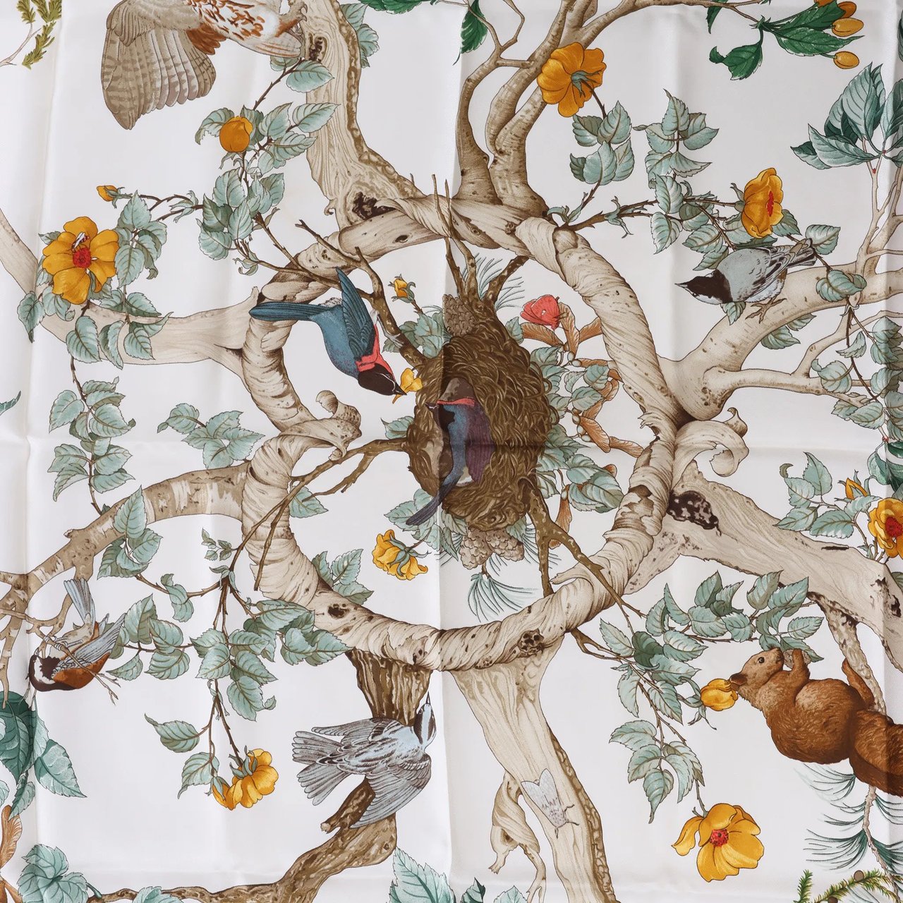 Hermès Carré 90 "AU COEUR DES BOIS" Silk handkerchief in Pink Roze