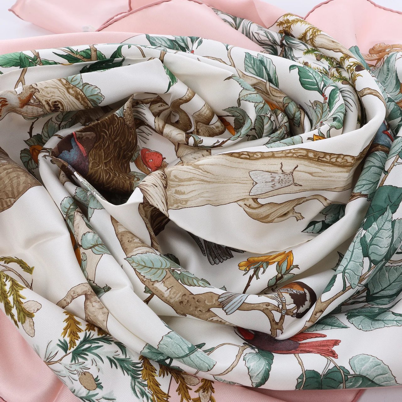 Hermès Carré 90 "AU COEUR DES BOIS" Silk handkerchief in Pink Roze