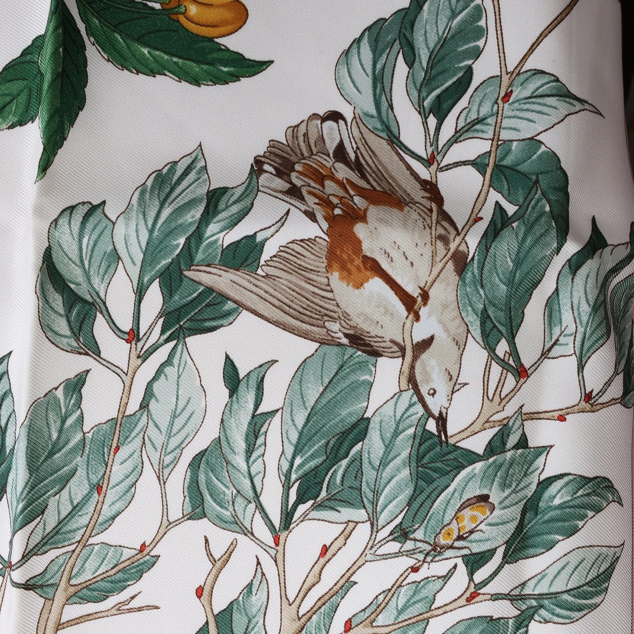Hermès Carré 90 "AU COEUR DES BOIS" Silk handkerchief in Pink Roze