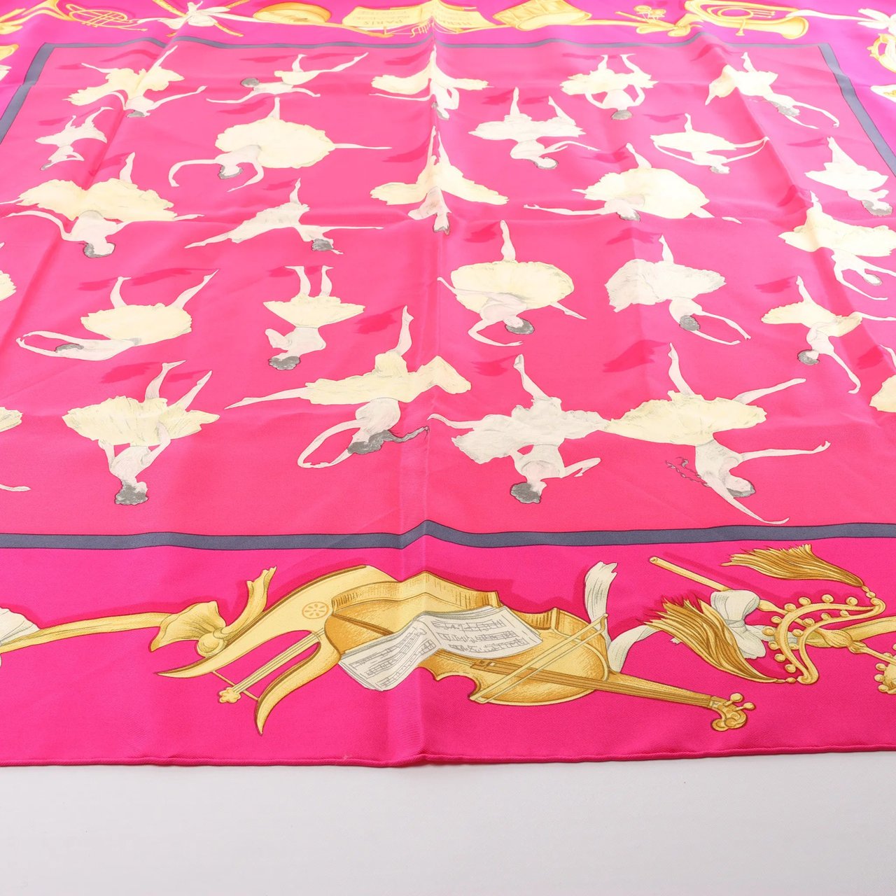 Hermès Carré 90 "La Dance ballet" Silk handkerchief in Pink Roze