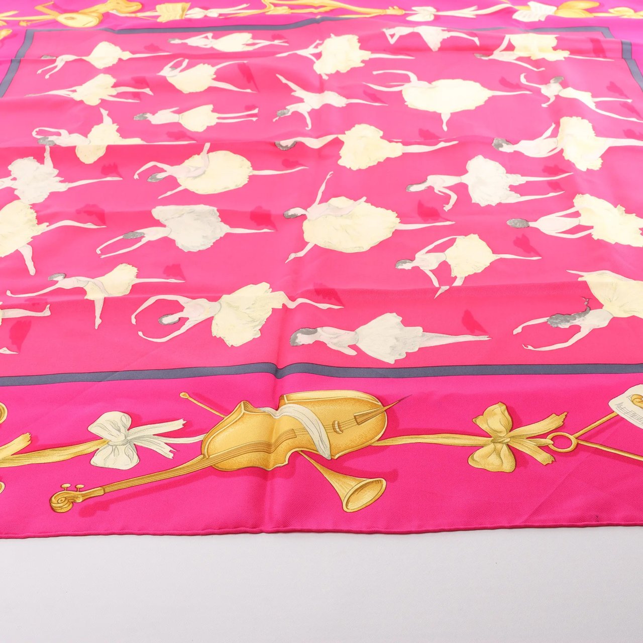 Hermès Carré 90 "La Dance ballet" Silk handkerchief in Pink Roze