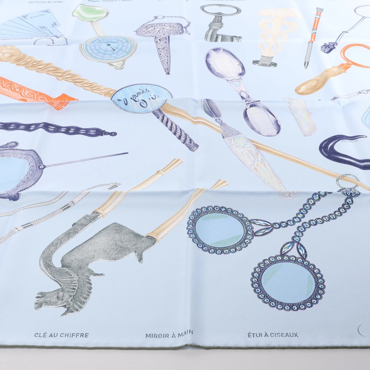 Hermès Carré 90 "Nous Sommes Inséparables" Silk handkerchief in Blue Blauw