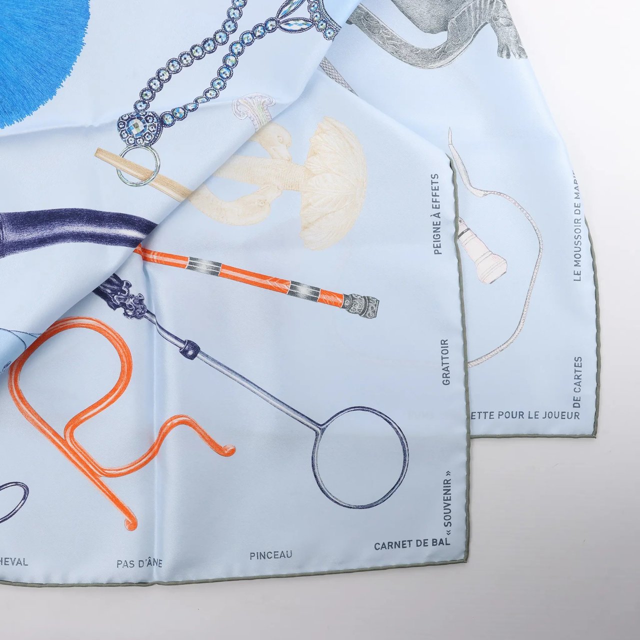 Hermès Carré 90 "Nous Sommes Inséparables" Silk handkerchief in Blue Blauw