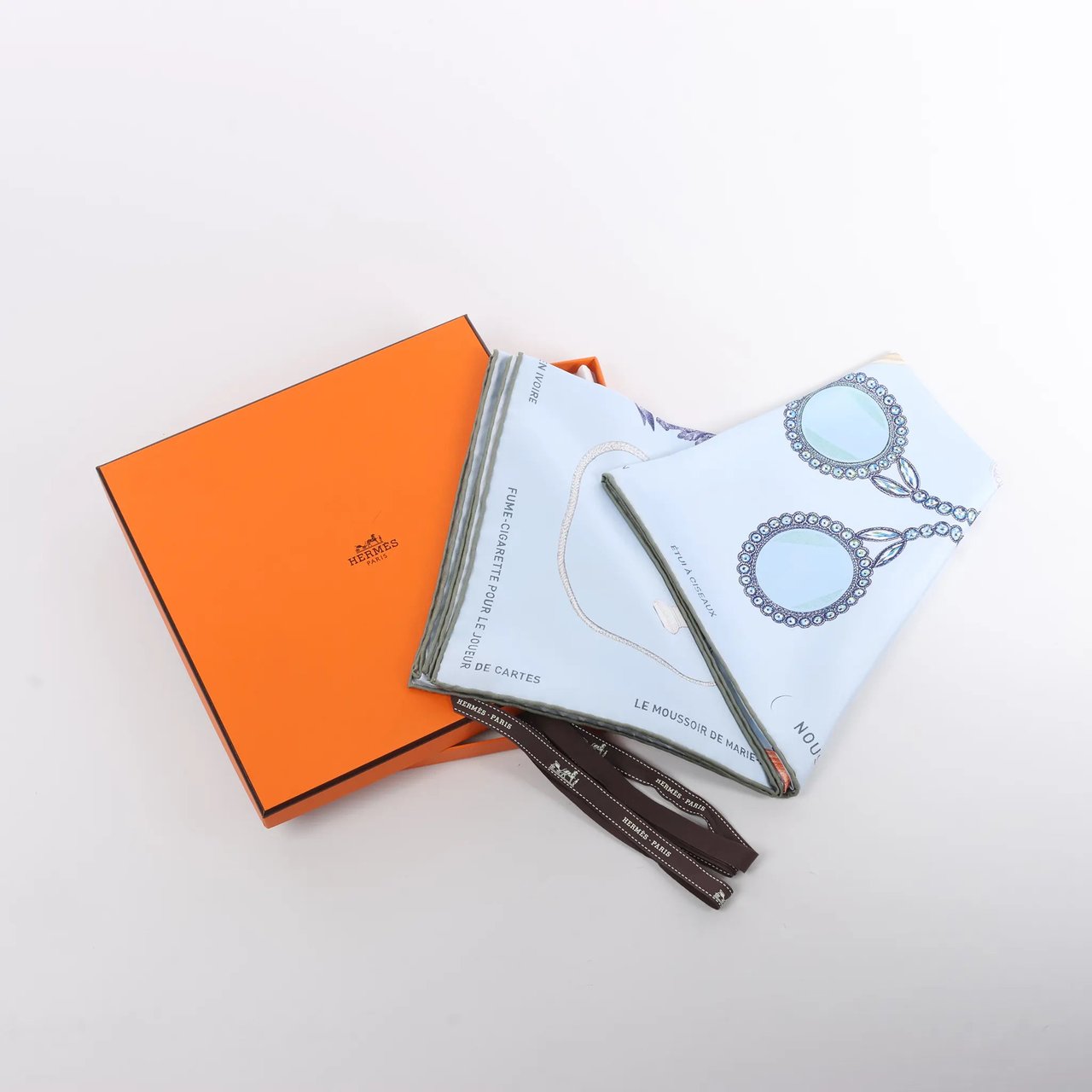 Hermès Carré 90 "Nous Sommes Inséparables" Silk handkerchief in Blue Blauw
