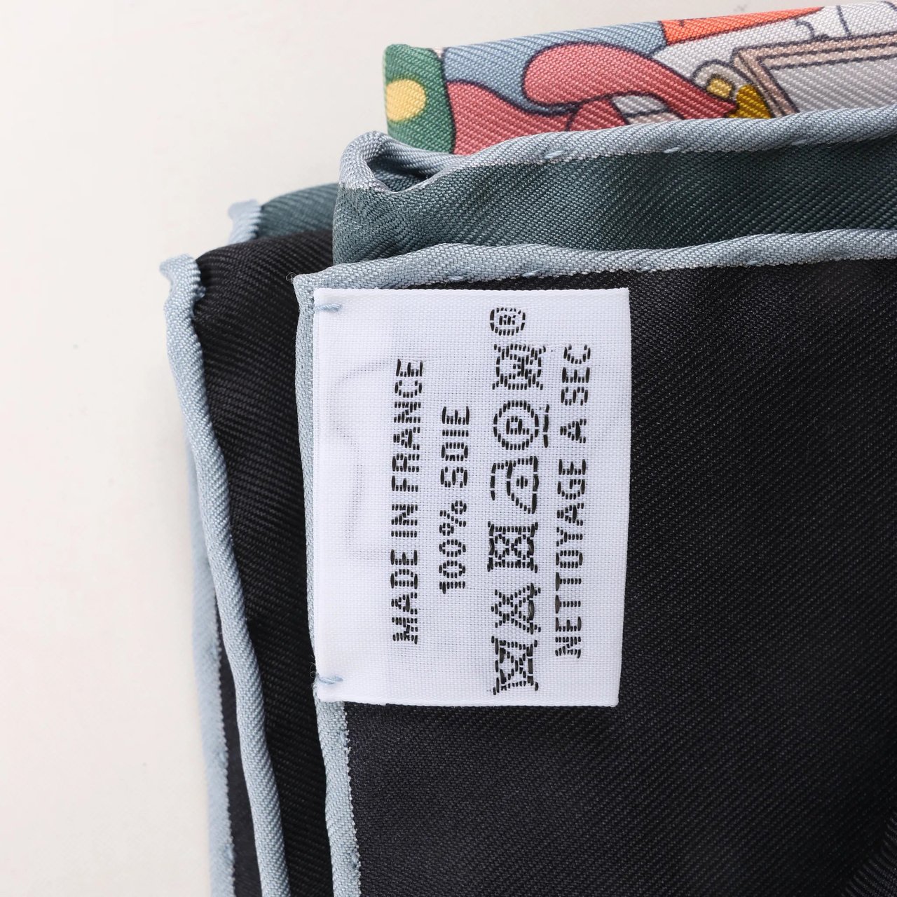 Hermès Carré 90 "Academia Ipica" Silk handkerchief in Gray Divers