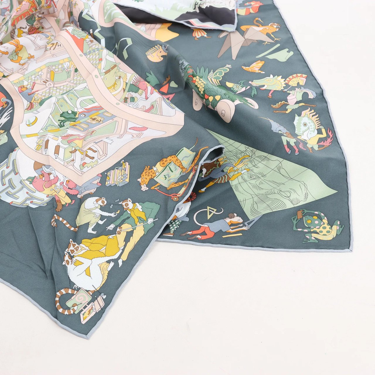 Hermès Carré 90 "Academia Ipica" Silk handkerchief in Gray Divers