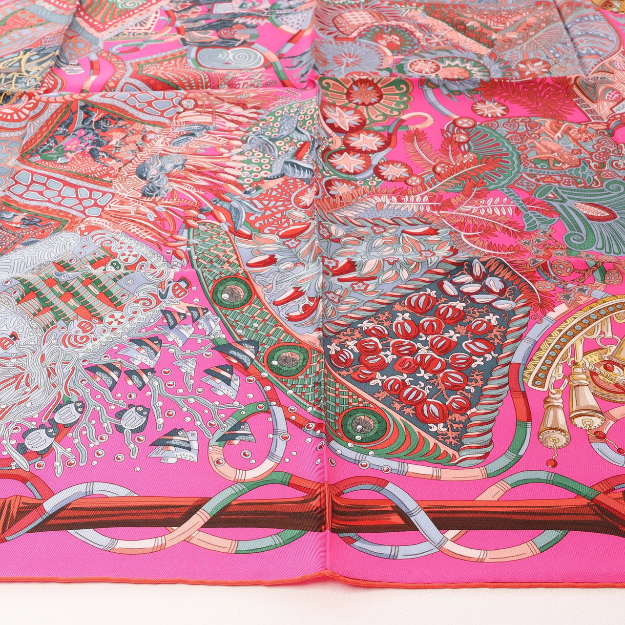 Hermès Carré 90 " AU FIL DU CARRE" Silk handkerchief in Pink Roze