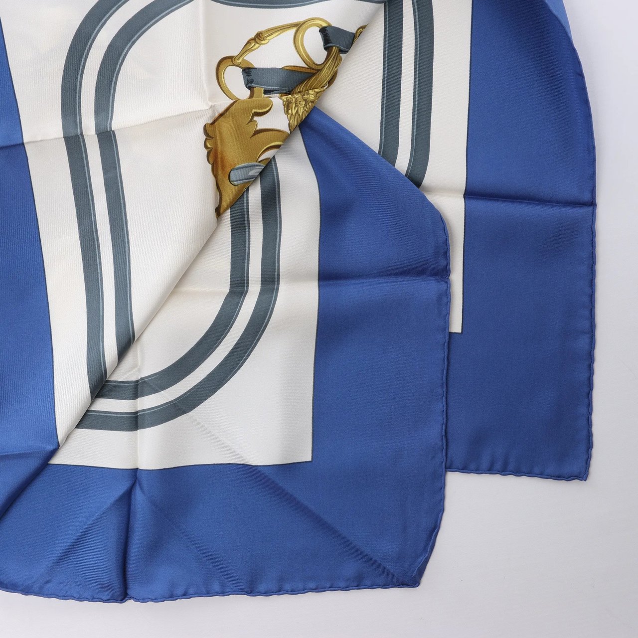 Hermès Carré 90 "BRIDES de GALA" Silk handkerchief in Blue Blauw