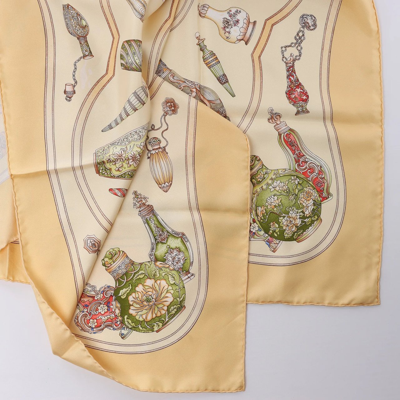 Hermès Carré 90 "Qu'Importe Le Flacon" Silk handkerchief in Beige Beige