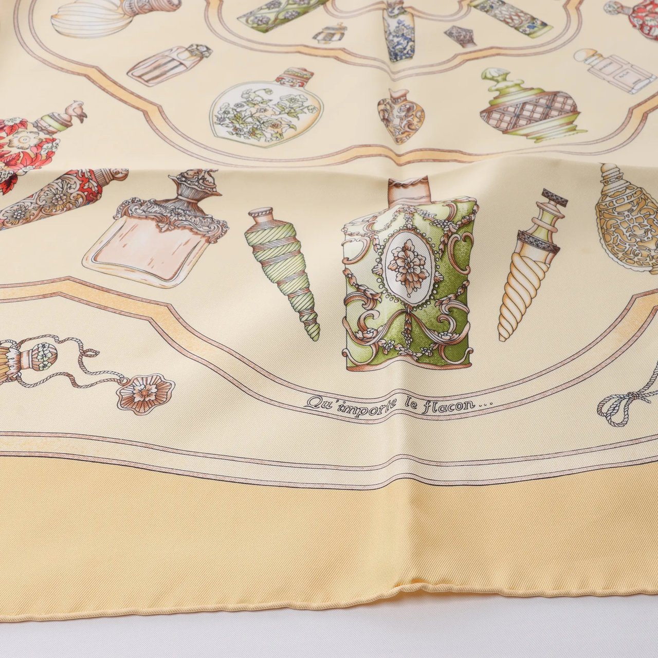 Hermès Carré 90 "Qu'Importe Le Flacon" Silk handkerchief in Beige Beige