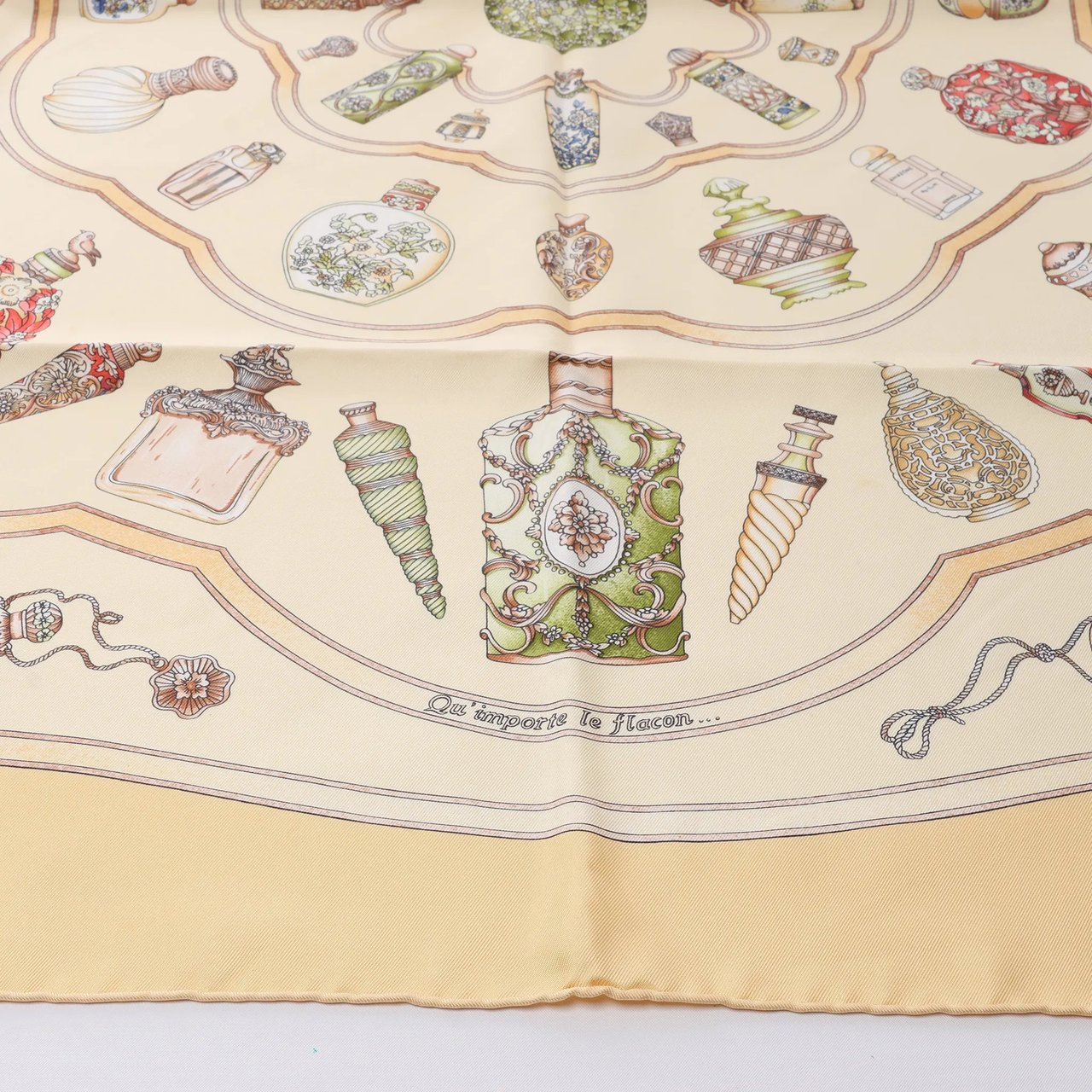 Hermès Carré 90 "Qu'Importe Le Flacon" Silk handkerchief in Beige Beige