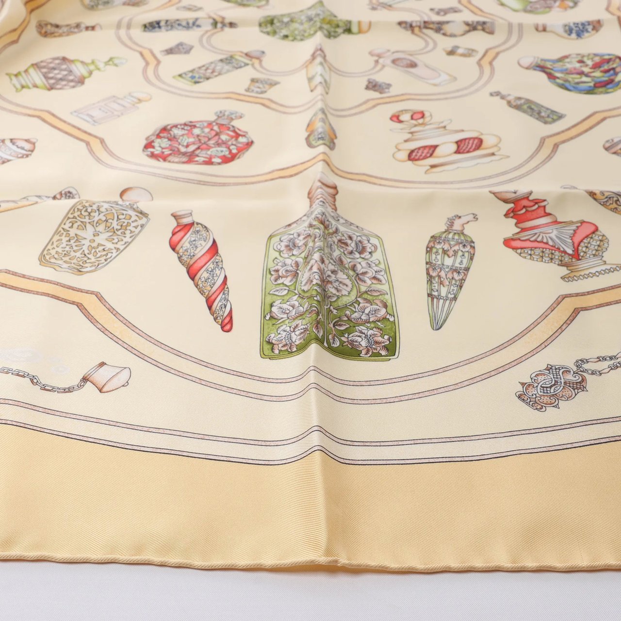 Hermès Carré 90 "Qu'Importe Le Flacon" Silk handkerchief in Beige Beige