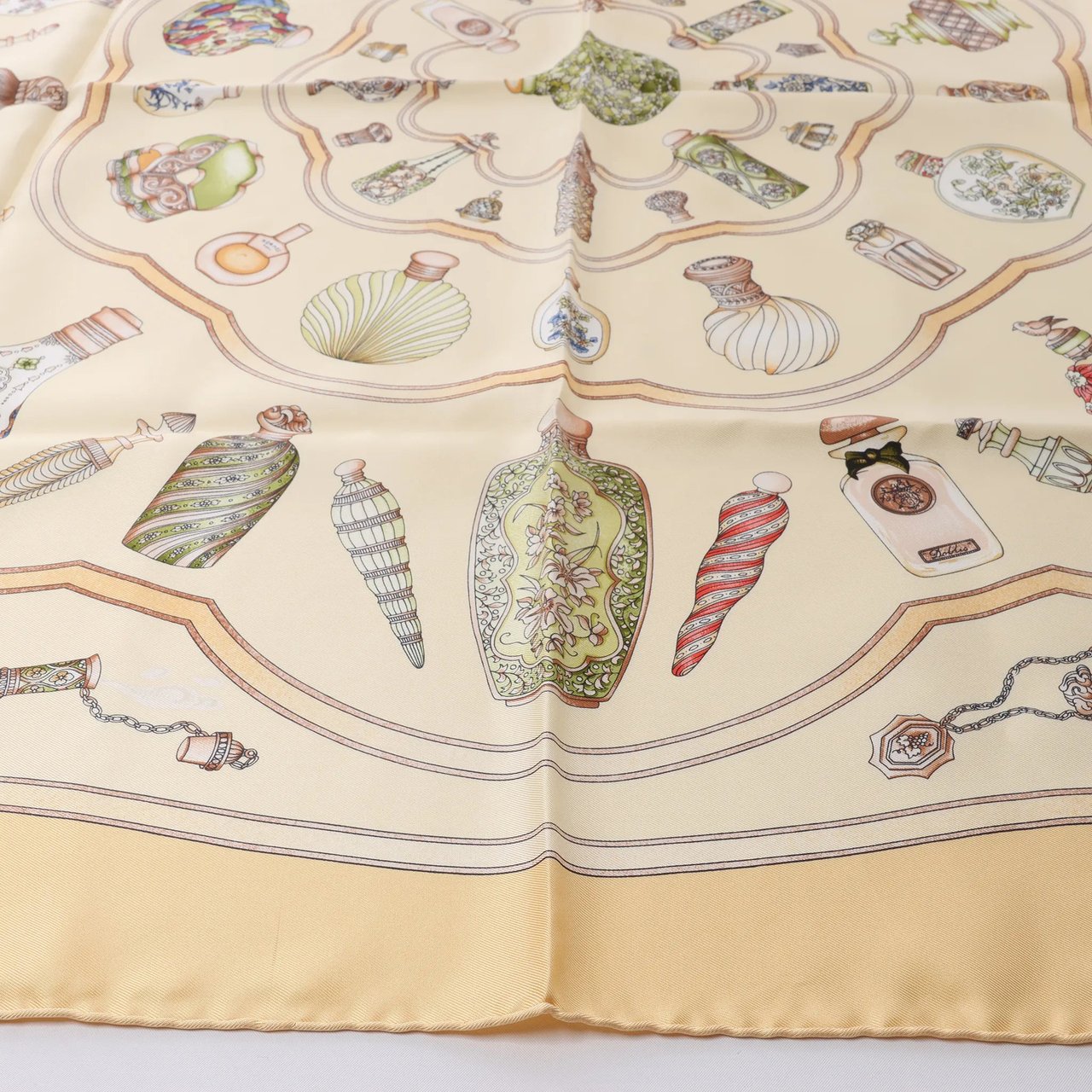 Hermès Carré 90 "Qu'Importe Le Flacon" Silk handkerchief in Beige Beige
