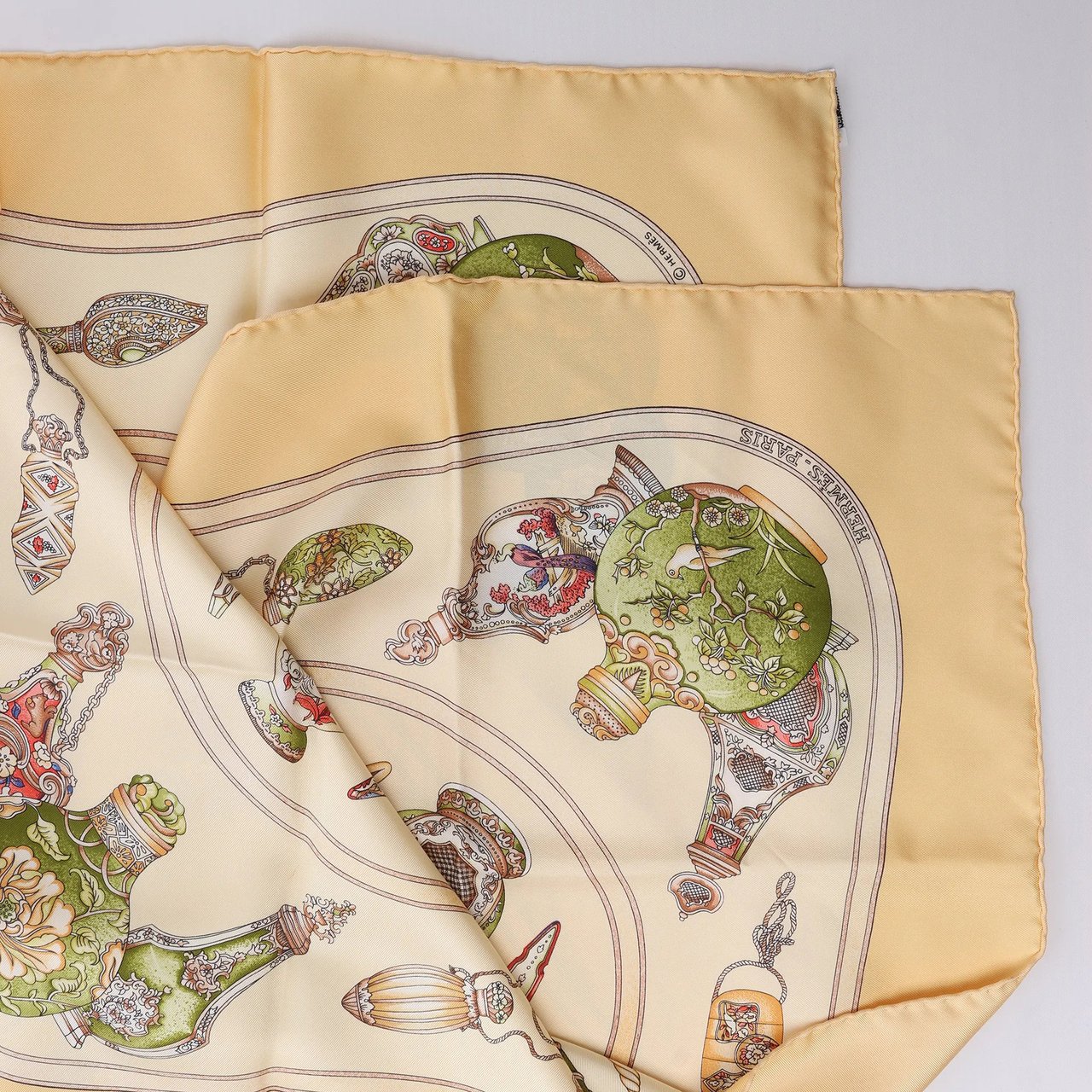 Hermès Carré 90 "Qu'Importe Le Flacon" Silk handkerchief in Beige Beige