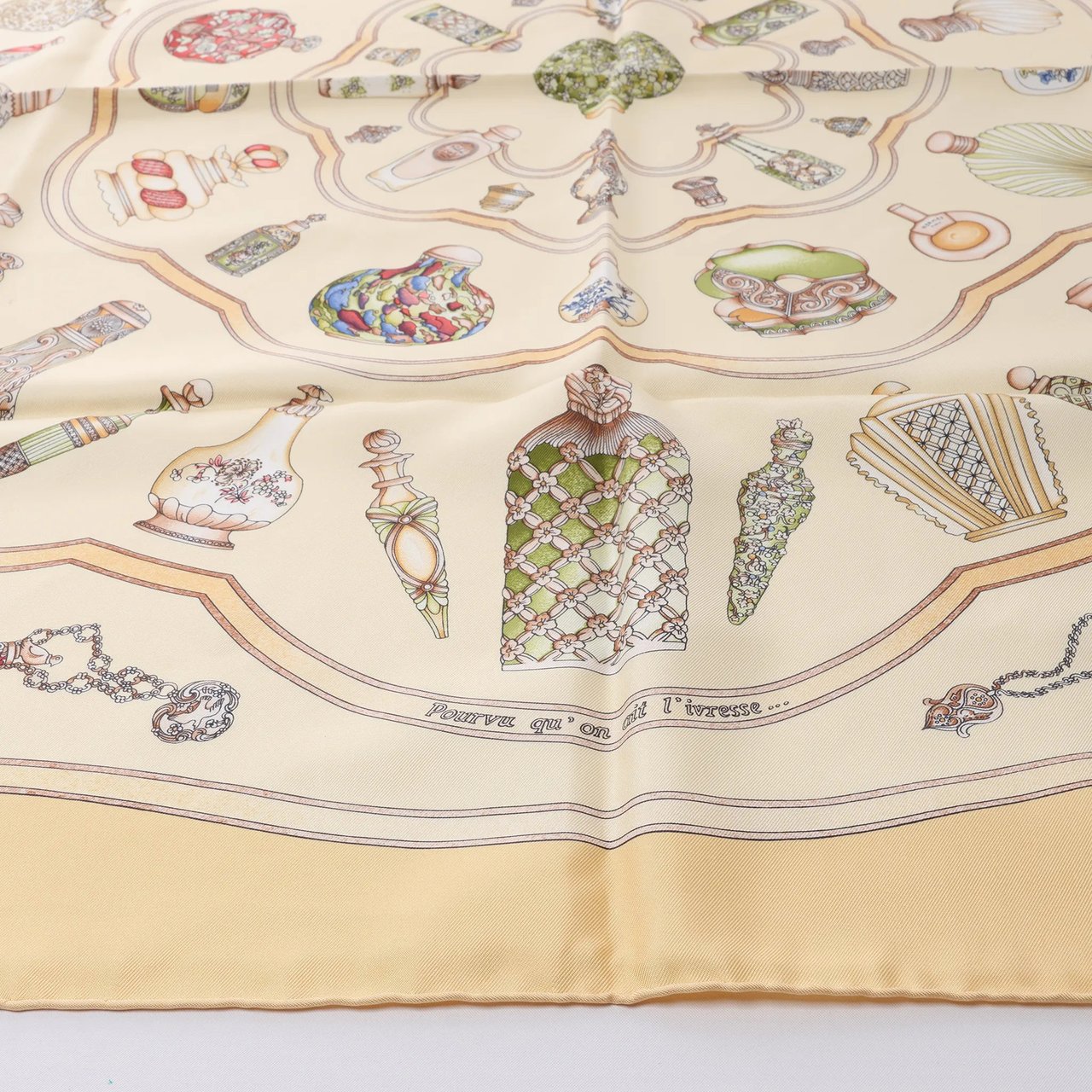 Hermès Carré 90 "Qu'Importe Le Flacon" Silk handkerchief in Beige Beige