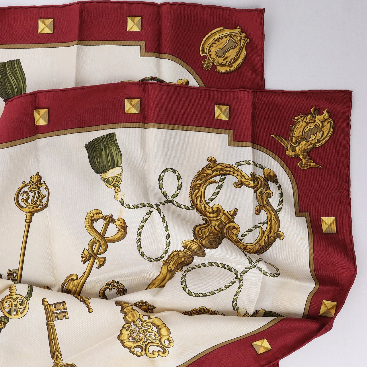 Hermès Carré 90 "LES CLES" Silk handkerchief in Burgundy Divers