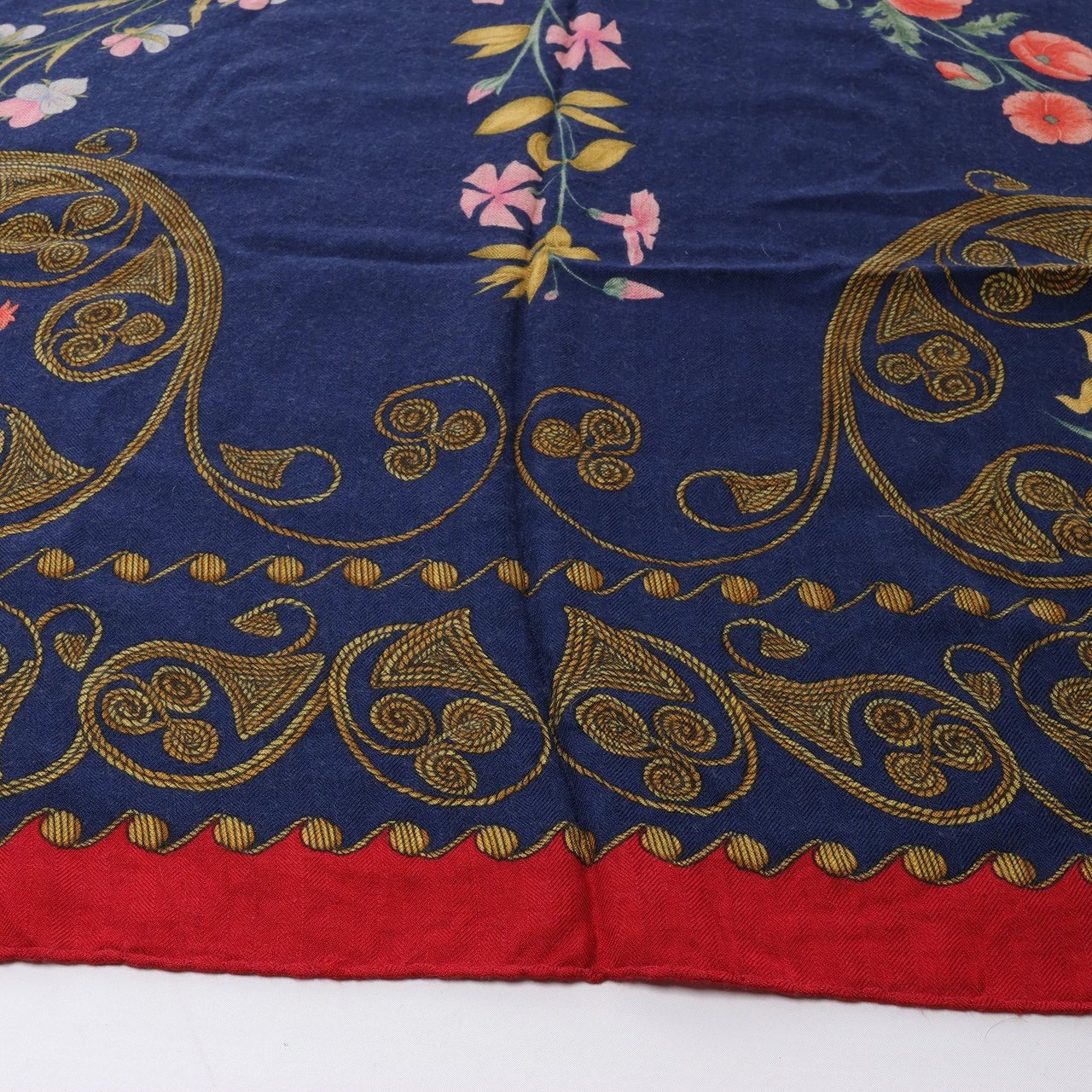 Hermès Carré Geant "ARABESQUES" Cashemere & Silk Scarf in Navy Blue x Red Blauw