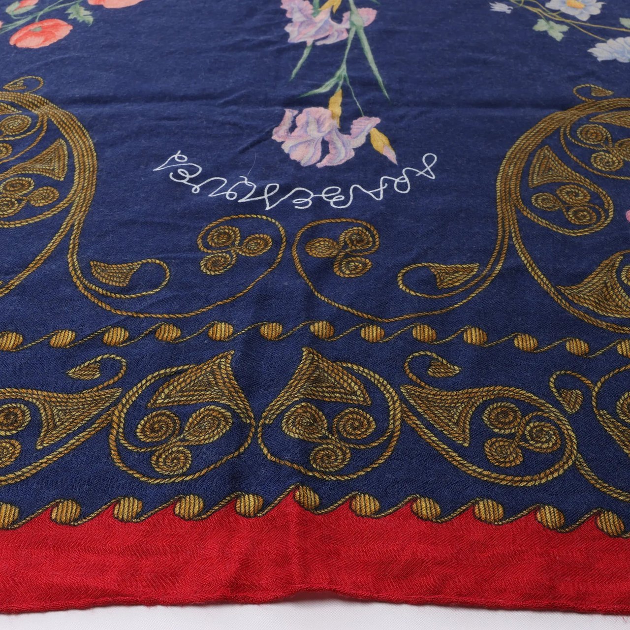 Hermès Carré Geant "ARABESQUES" Cashemere & Silk Scarf in Navy Blue x Red Blauw
